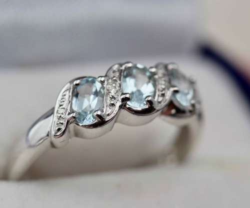 9ct WHITE GOLD 3 STONE AQUAMARINE RING BEAUTIFUL DELICATE COLOUR DIAMOND ACCENT GOOD STACKING RING