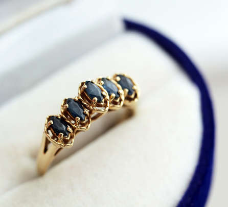 UNUSUAL VINTAGE BEAUTIFUL BRIGHT BLUE SAPPHIRE 10CT YELLOW GOLD RING. STUNNING DECORATIVE DETAIL!