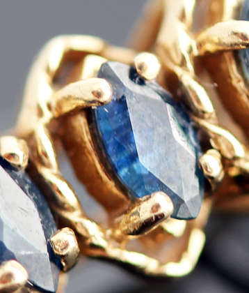 UNUSUAL VINTAGE BEAUTIFUL BRIGHT BLUE SAPPHIRE 10CT YELLOW GOLD RING. STUNNING DECORATIVE DETAIL!