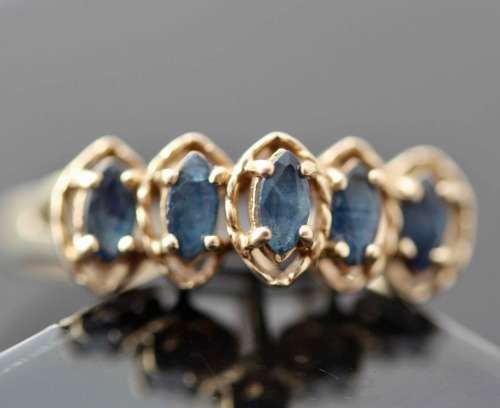 UNUSUAL VINTAGE BEAUTIFUL BRIGHT BLUE SAPPHIRE 10CT YELLOW GOLD RING. STUNNING DECORATIVE DETAIL!