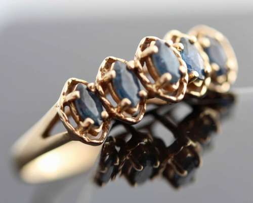 UNUSUAL VINTAGE BEAUTIFUL BRIGHT BLUE SAPPHIRE 10CT YELLOW GOLD RING. STUNNING DECORATIVE DETAIL!