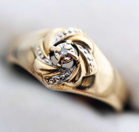 VINTAGE DIAMOND 9CT YELLOW GOLD RING. INTRICATE DESIGN. *JEWELLER CERTIFIED R4890*