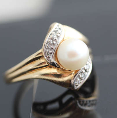HUBERTUS VON SKAL VINTAGE CULTURED PEARL, DIAMOND YELLOW 10ct GOLD RING JEWELLER CERTIFICATE R7'800