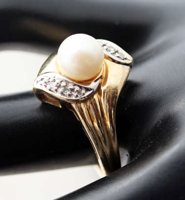 HUBERTUS VON SKAL VINTAGE CULTURED PEARL, DIAMOND YELLOW 10ct GOLD RING JEWELLER CERTIFICATE R7'800