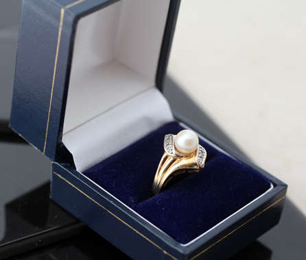 HUBERTUS VON SKAL VINTAGE CULTURED PEARL, DIAMOND YELLOW 10ct GOLD RING JEWELLER CERTIFICATE R7'800
