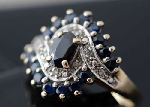 VINTAGE BLUE SAPPHIRE RING IN 9CT YELLOW AND WHITE GOLD. DIAMOND ACCENTS