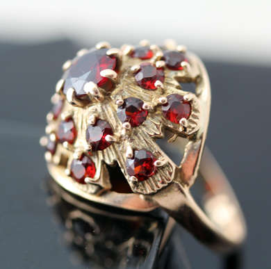 COLLECTABLE ENGLISH VINTAGE 1,38ct GARNET 9CT YELLOW GOLD CLUSTER RING. HEAVY! BEAUTIFUL & ORNATE