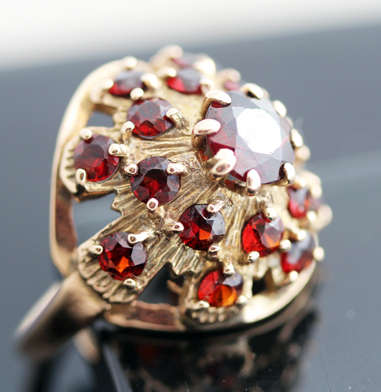 COLLECTABLE ENGLISH VINTAGE 1,38ct GARNET 9CT YELLOW GOLD CLUSTER RING. HEAVY! BEAUTIFUL & ORNATE