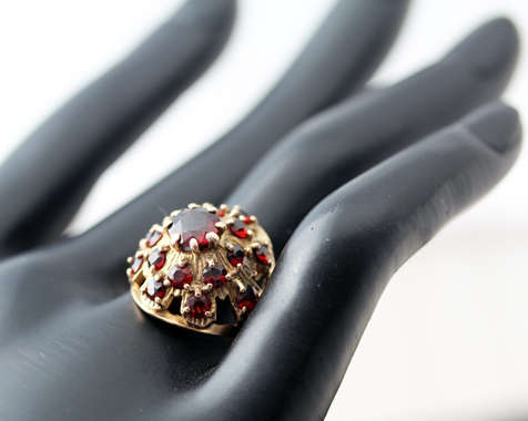 COLLECTABLE ENGLISH VINTAGE 1,38ct GARNET 9CT YELLOW GOLD CLUSTER RING. HEAVY! BEAUTIFUL & ORNATE