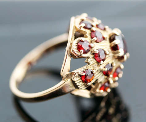 COLLECTABLE ENGLISH VINTAGE 1,38ct GARNET 9CT YELLOW GOLD CLUSTER RING. HEAVY! BEAUTIFUL & ORNATE