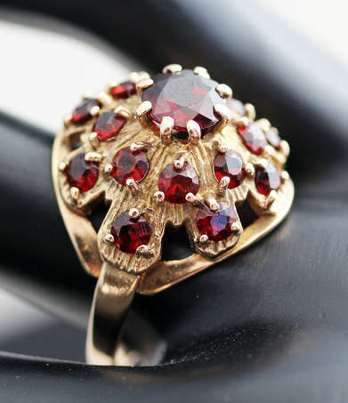 COLLECTABLE ENGLISH VINTAGE 1,38ct GARNET 9CT YELLOW GOLD CLUSTER RING. HEAVY! BEAUTIFUL & ORNATE
