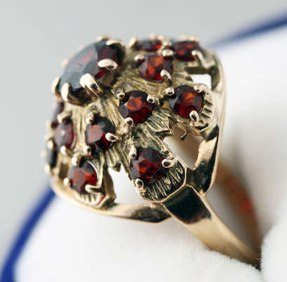 COLLECTABLE ENGLISH VINTAGE 1,38ct GARNET 9CT YELLOW GOLD CLUSTER RING. HEAVY! BEAUTIFUL & ORNATE