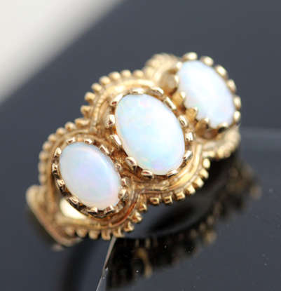VINTAGE OPAL TRILOGY RING IN 9CT YELLOW GOLD. BEAUTIFUL IRIDESCENCE, HEAVILY EMBELLISHED.