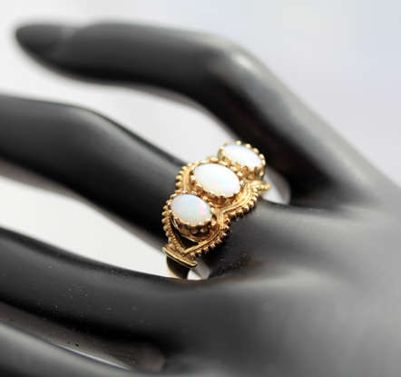 VINTAGE OPAL TRILOGY RING IN 9CT YELLOW GOLD. BEAUTIFUL IRIDESCENCE, HEAVILY EMBELLISHED.