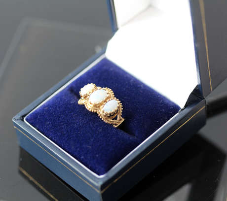 VINTAGE OPAL TRILOGY RING IN 9CT YELLOW GOLD. BEAUTIFUL IRIDESCENCE, HEAVILY EMBELLISHED.