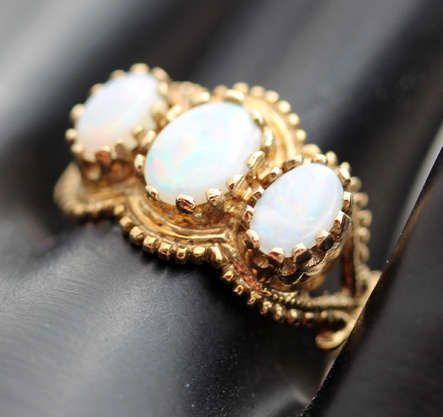 VINTAGE OPAL TRILOGY RING IN 9CT YELLOW GOLD. BEAUTIFUL IRIDESCENCE, HEAVILY EMBELLISHED.