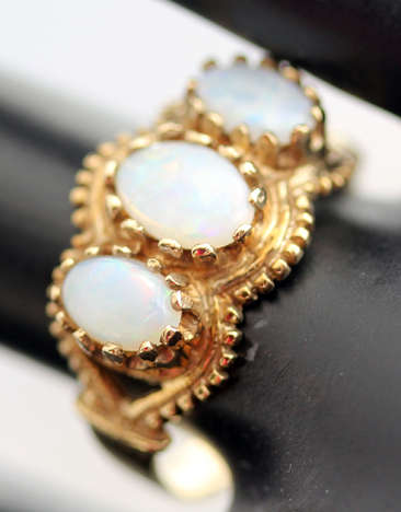 VINTAGE OPAL TRILOGY RING IN 9CT YELLOW GOLD. BEAUTIFUL IRIDESCENCE, HEAVILY EMBELLISHED.