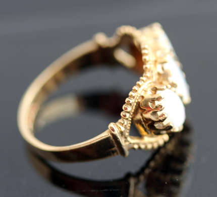 VINTAGE OPAL TRILOGY RING IN 9CT YELLOW GOLD. BEAUTIFUL IRIDESCENCE, HEAVILY EMBELLISHED.