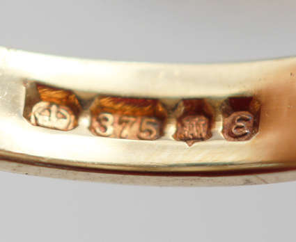 VINTAGE OPAL TRILOGY RING IN 9CT YELLOW GOLD. BEAUTIFUL IRIDESCENCE, HEAVILY EMBELLISHED.