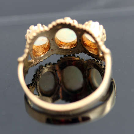VINTAGE OPAL TRILOGY RING IN 9CT YELLOW GOLD. BEAUTIFUL IRIDESCENCE, HEAVILY EMBELLISHED.