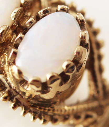 VINTAGE OPAL TRILOGY RING IN 9CT YELLOW GOLD. BEAUTIFUL IRIDESCENCE, HEAVILY EMBELLISHED.