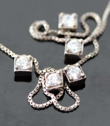 CLASSY MODERN ITALIAN STERLING SILVER NECKLACE WITH CUBIC ZIRCONIA. GEOMETRIC DESIGN. 925