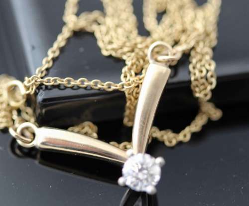 VINTAGE ENGLISH DIAMOND SOLITAIRE PENDANT 14ct YELLOW GOLD SIMPLE CHAIN JEWELLER CERTIFICATE R15'000