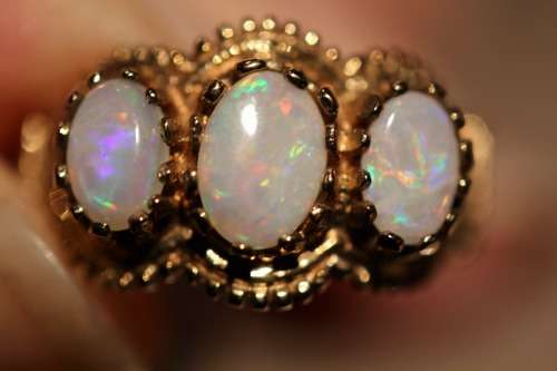 VINTAGE OPAL TRILOGY RING IN 9CT YELLOW GOLD. BEAUTIFUL IRIDESCENCE, HEAVILY EMBELLISHED.
