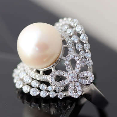 LARGE FLAMBOYANT FRESHWATER PEARL AND CRYSTAL STERLING SILVER RING. 925