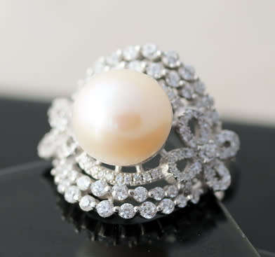 LARGE FLAMBOYANT FRESHWATER PEARL AND CRYSTAL STERLING SILVER RING. 925
