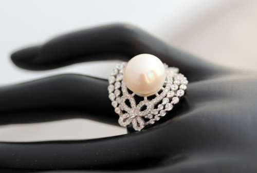 LARGE FLAMBOYANT FRESHWATER PEARL AND CRYSTAL STERLING SILVER RING. 925