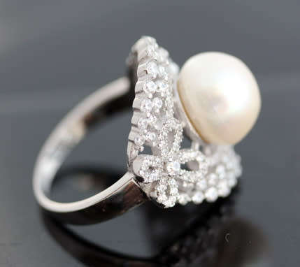 LARGE FLAMBOYANT FRESHWATER PEARL AND CRYSTAL STERLING SILVER RING. 925