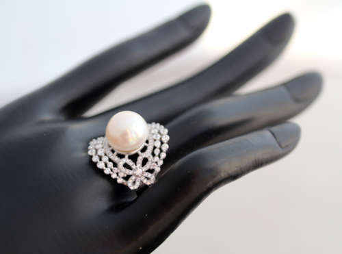 LARGE FLAMBOYANT FRESHWATER PEARL AND CRYSTAL STERLING SILVER RING. 925