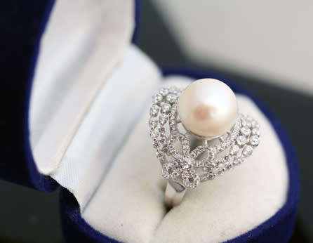 LARGE FLAMBOYANT FRESHWATER PEARL AND CRYSTAL STERLING SILVER RING. 925