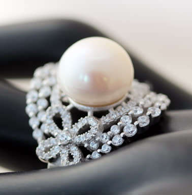 LARGE FLAMBOYANT FRESHWATER PEARL AND CRYSTAL STERLING SILVER RING. 925
