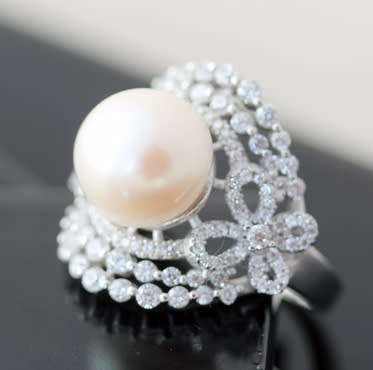 LARGE FLAMBOYANT FRESHWATER PEARL AND CRYSTAL STERLING SILVER RING. 925