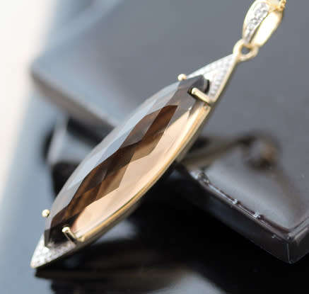 UNUSUAL MARQUISE SHAPED SMOKY QUARTZ AND DIAMOND 9CT ITALIAN GOLD PENDANT ON 43CM CHAIN. CLASSY.