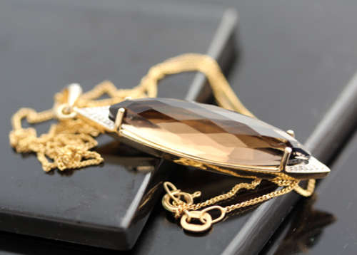 UNUSUAL MARQUISE SHAPED SMOKY QUARTZ AND DIAMOND 9CT ITALIAN GOLD PENDANT ON 43CM CHAIN. CLASSY.
