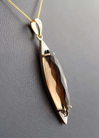 UNUSUAL MARQUISE SHAPED SMOKY QUARTZ AND DIAMOND 9CT ITALIAN GOLD PENDANT ON 43CM CHAIN. CLASSY.