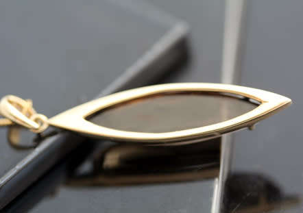 UNUSUAL MARQUISE SHAPED SMOKY QUARTZ AND DIAMOND 9CT ITALIAN GOLD PENDANT ON 43CM CHAIN. CLASSY.