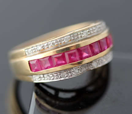 GORGEOUS RUBY AND DIAMOND 9CT YELLOW GOLD RING. *JEWELLER CERTIFIED R14 000*