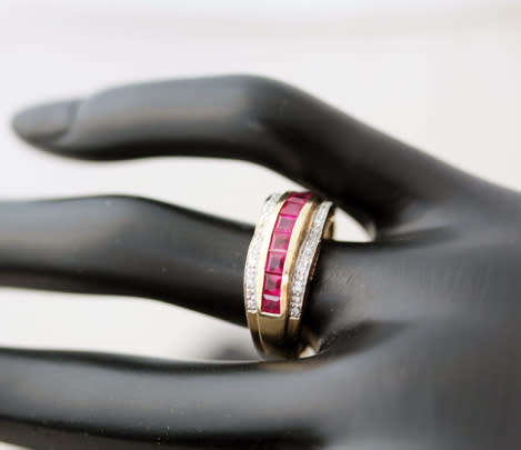 GORGEOUS RUBY AND DIAMOND 9CT YELLOW GOLD RING. *JEWELLER CERTIFIED R14 000*