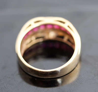 GORGEOUS RUBY AND DIAMOND 9CT YELLOW GOLD RING. *JEWELLER CERTIFIED R14 000*