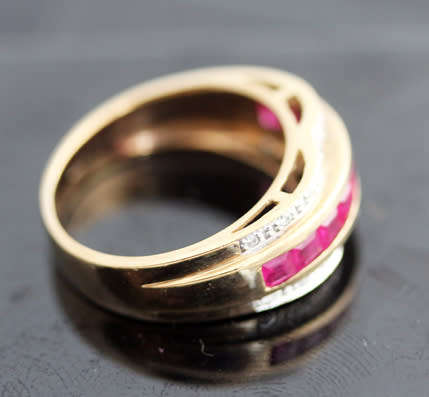 GORGEOUS RUBY AND DIAMOND 9CT YELLOW GOLD RING. *JEWELLER CERTIFIED R14 000*