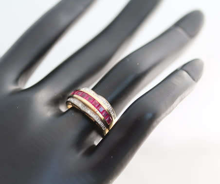 GORGEOUS RUBY AND DIAMOND 9CT YELLOW GOLD RING. *JEWELLER CERTIFIED R14 000*