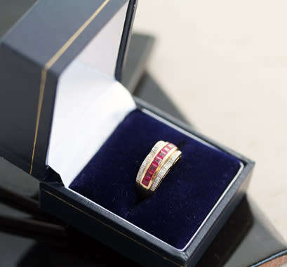 GORGEOUS RUBY AND DIAMOND 9CT YELLOW GOLD RING. *JEWELLER CERTIFIED R14 000*