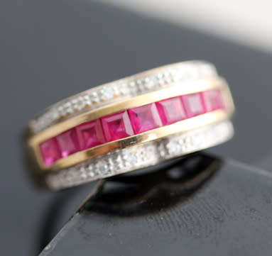 GORGEOUS RUBY AND DIAMOND 9CT YELLOW GOLD RING. *JEWELLER CERTIFIED R14 000*