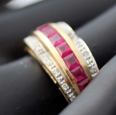 GORGEOUS RUBY AND DIAMOND 9CT YELLOW GOLD RING. *JEWELLER CERTIFIED R14 000*