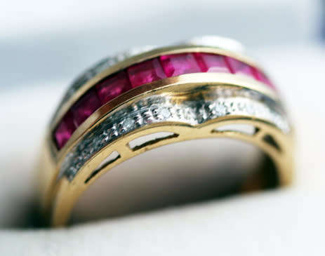 GORGEOUS RUBY AND DIAMOND 9CT YELLOW GOLD RING. *JEWELLER CERTIFIED R14 000*