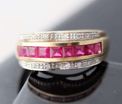 GORGEOUS RUBY AND DIAMOND 9CT YELLOW GOLD RING. *JEWELLER CERTIFIED R14 000*